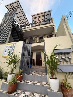 Chic Hilltop Hideaway and Stylish Stay in Caloocan's Crestview - - 1