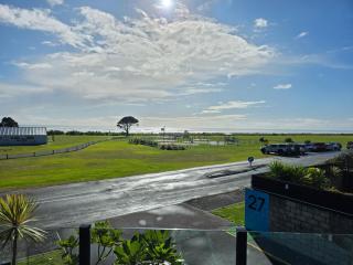 Beachside Studio Apartment with a View - Carters Beach - 8