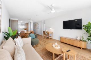 Burleigh Beach Bliss Renovated Coastal Retreat - 5