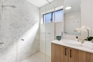 Burleigh Beach Bliss Renovated Coastal Retreat - 3