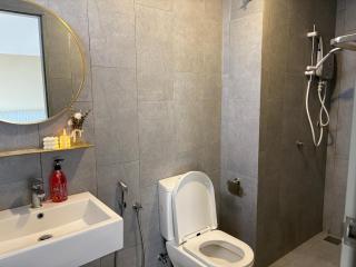 Perfect for Families & Larger Groups, KL MRT- M Vertica - 2