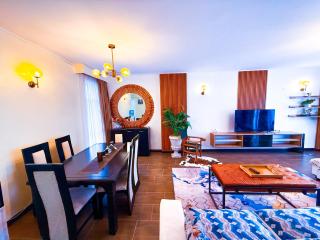 1404 Roseville Family Stays - Heated Rooftop Pool, Kids Play, Garden - 4