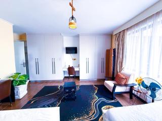 1404 Roseville Family Stays - Heated Rooftop Pool, Kids Play, Garden - 1
