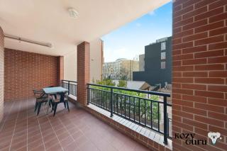 KozyGuru | Camperdown | Stylish Apt with Parking - 1