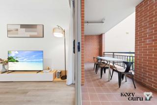 KozyGuru | Camperdown | Stylish Apt with Parking - Sydney - 2