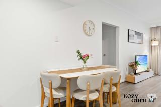 KozyGuru | Camperdown | Stylish Apt with Parking - 2