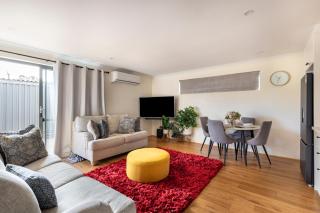 Sunny 1BR house, sleeps 4, near Fremantle, Fiona Stanley Hosp & Cockburn Getaway - Hamilton Hill - 3
