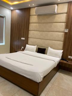 Club Gusto Pride - Gomti Nagar - 1