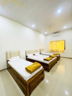 Hotel Amit Cafe and Lodging Bhimashankar - Ghod - 1
