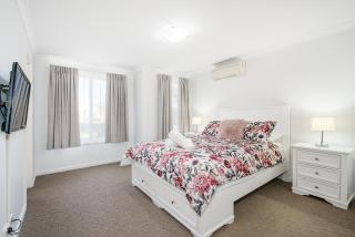 Ocean Blue Bungalow Easy Beach Stay in Busselton - 2