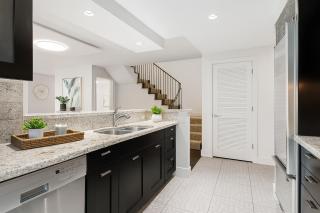 Luxurious Two Bedroom Apartment Steps from Coal Harbours Seawall - Vancouver - 3