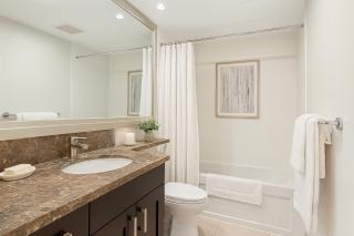 Luxurious Two Bedroom Apartment Steps from Coal Harbours Seawall - Vancouver - 2