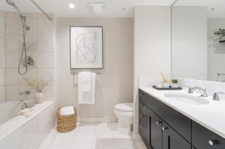 Luxurious Two Bedroom Apartment Steps from Coal Harbours Seawall - Vancouver - 1
