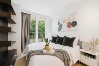 Luxurious Two Bedroom Apartment Steps from Coal Harbours Seawall - Vancouver - 4