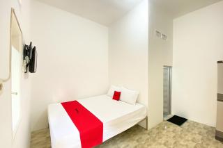 RedDoorz near Terminal Baru Pasuruan - - 0