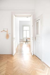 Classic Elegant Apartment with Beautiful Daylight - 9