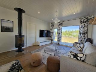HomeAurora! 4BR Family House - Sauna - Forest View - 9