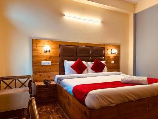 Royal Respite Manali - Budget Friendly !! Top Rated !! Family Friendly !! Rooftop !! Parking !! Spacious Room - 1