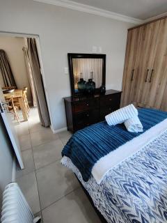 Private luxury 3 Bedroom Home - Gqeberha - 1