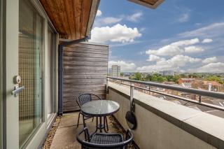 Central Bedford Penthouse with Balcony & Parking - 2