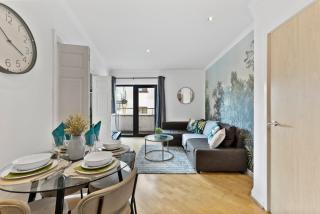 Stunning 2-Bed in Cardiff - Balcony - 3