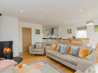 Sorrel House - stunning lakeside family home with very comfortable beds and dog friendly, free spa access - Somerford Keynes - 8
