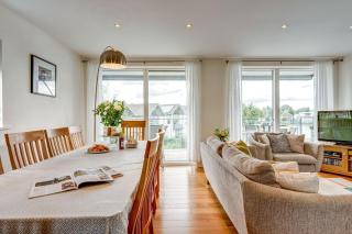 Sorrel House - stunning lakeside family home with very comfortable beds and dog friendly, free spa access - Somerford Keynes - 7