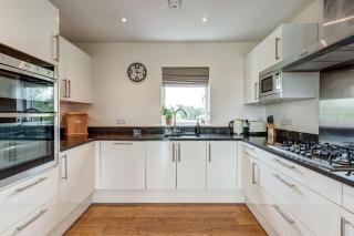 Sorrel House - stunning lakeside family home with very comfortable beds and dog friendly, free spa access - Somerford Keynes - 6