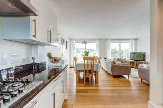 Sorrel House - stunning lakeside family home with very comfortable beds and dog friendly, free spa access - Somerford Keynes - 5