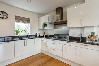 Sorrel House - stunning lakeside family home with very comfortable beds and dog friendly, free spa access - Somerford Keynes - 4