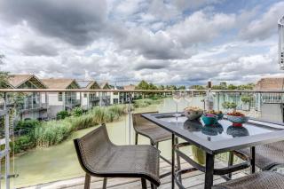 Sorrel House - stunning lakeside family home with very comfortable beds and dog friendly, free spa access - Somerford Keynes - 2