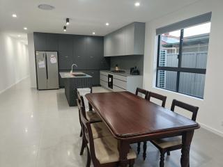 Twin Room in Modern and Spacious House - R91 - Guildford - 4