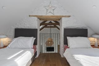 Cartws at Pentrecelyn - styilish barn conversion with large kitchen and outdoor space - Carmarthen - 2