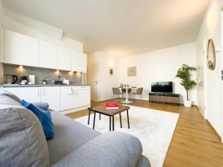 Avío, Modern 1 Bedroom Apartment, TV - 0