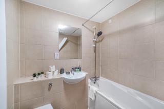 Central Hackney Abode - Balcony - 5