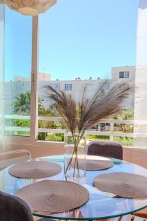 Panoramic views and a swimming pool near the airport - 4