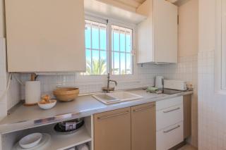 Panoramic views and a swimming pool near the airport - 4