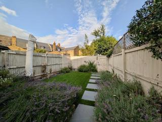 Stunning House With Private Backyard - 9