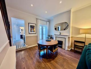 Stunning House With Private Backyard - Sidcup - 8