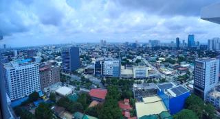 Modern Condo in Quezon City with Private Pool and City Views - Manila - 2