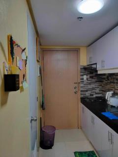 Spacious 1-Bedroom Condo in Quezon City with Private Pool - Manila - 4