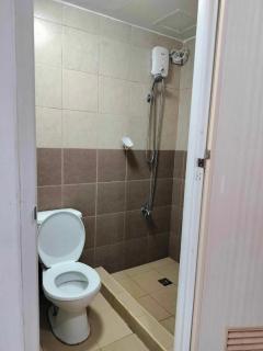 Luxurious Condo in Quezon City with Private Pool and City Views - Manila - 2