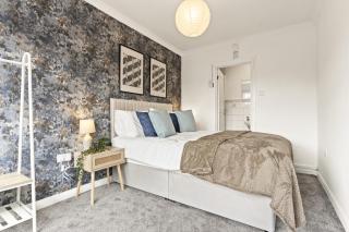 Six Bedroom House by Brookland Stays Serviced Accommodation Short Lets Watford with Free WiFi - 1