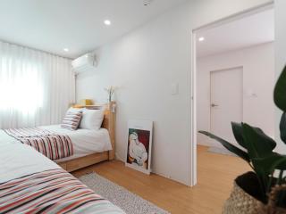 Hongik University Station, Line 2, 5 minutes from Sinchon Station, 5 people, Private house with no neighbors, 1st floor, 3 air conditioners, Washing machine and dryer, Gyeongbokgung Palace - Samgong - 0