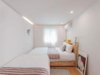 Hongik University Station, Line 2, 5 minutes from Sinchon Station, 5 people, Private house with no neighbors, 1st floor, 3 air conditioners, Washing machine and dryer, Gyeongbokgung Palace - Samgong - 8
