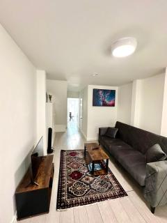 Spacious 2-Bed Home with Garden - 0