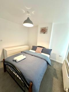 Spacious 2-Bed Home with Garden - 3