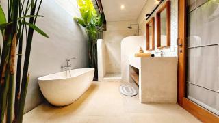 Tropical Seseh Suite with Bathtub, Shared Pool & Kitchen - 650m to Beach - 5