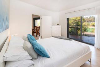 Wirraway Luxury Chalet | Lake Views | Private Gardens - Wilyabrup - 4