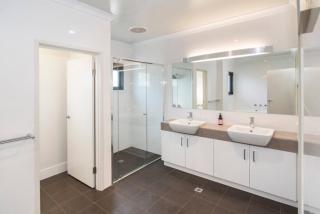 Wirraway Luxury Chalet | Lake Views | Private Gardens - Wilyabrup - 2
